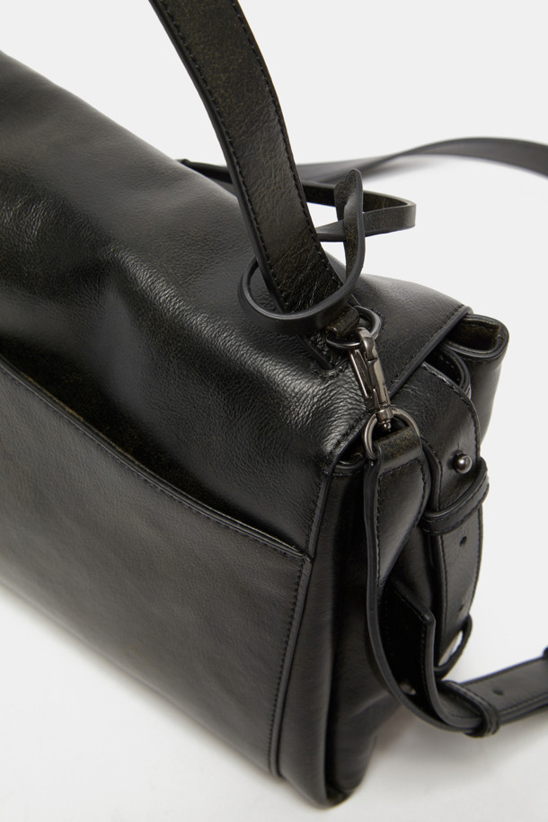 Fermier Tote 33 (페르미에 토트 33)은 여성 고객을 위해 디자인된 미디엄 사이즈의 토트백입니다. 블랙 컬러의 소가죽과 스웨이드 소재로 제작되었으며, 버클과 스크류 장식으로 포인트를 더했습니다. 숄더, 크로스, 토트 세 가지 방식으로 연출 가능하며, 주름 엠보싱 가죽과 광택감 있는 마감이 특징입니다. 3칸 구조, 내부 지퍼 포켓, 내부 및 외부 오픈 포켓을 갖춰 수납력을 높였으며, 조절 가능한 핸들과 탈부착 가능한 크로스 스트랩으로 편의성을 더했습니다. 클래식, 미니멀, 시크 스타일을 추구하는 고객에게 오피스룩, 비즈니스 캐주얼, 모임룩에 모두 잘 어울리는 아이템입니다.
