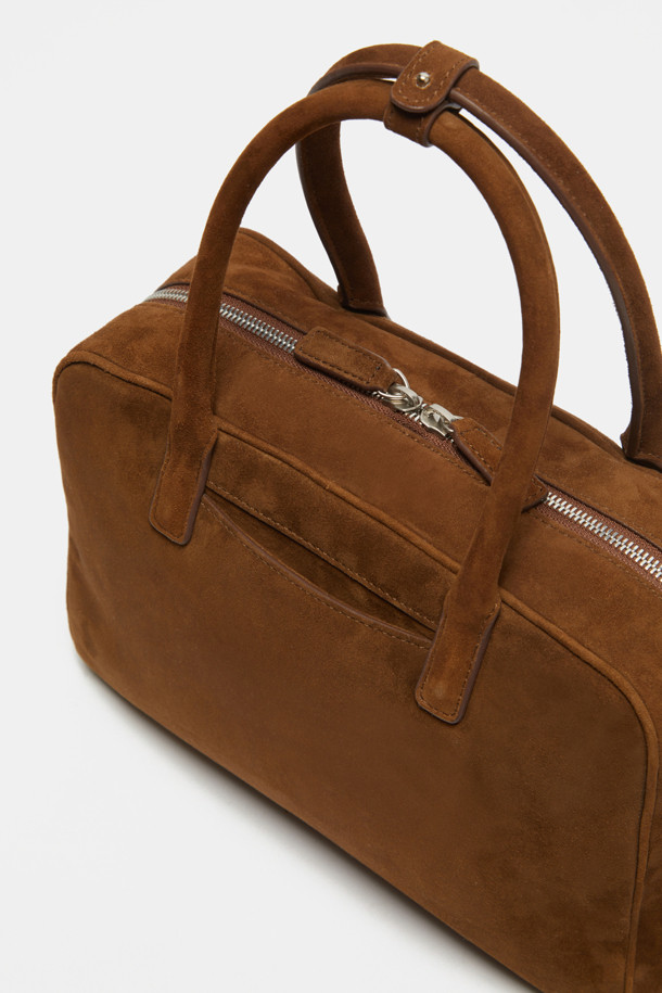 Due Tote 29 (Suede)는 부드러운 스웨이드와 가죽 소재로 제작된 여성용 미디엄 사이즈 토트백입니다. 블랙, 브라운, 다크 브라운 3가지 색상으로 출시되었으며, 사각 모양에 지퍼 잠금 방식을 갖추었습니다. 탈부착 가능한 스트랩과 넉넉한 수납공간, 아이폰/아이패드/맥북 수납이 가능하며, 3-way 스타일링, 내부 오픈 포켓 2개, 내부 지퍼 포켓 1개, 외부 오픈 포켓 1개로 실용성을 더했습니다. 심플, 클래식, 모던한 디자인으로 일상에서 폭넓게 활용할 수 있습니다.
