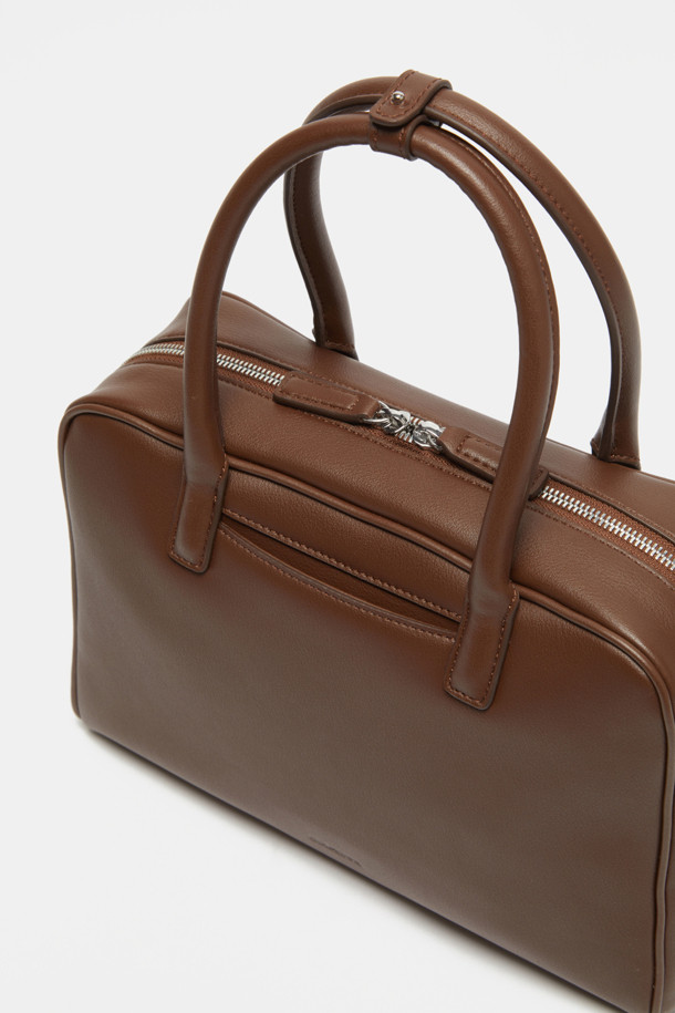 Due Tote 29 (Laminated Leather)는 여성용 미디엄 사이즈 토트백으로, 다크브라운, 블랙, 브라운 세 가지 색상으로 만나볼 수 있습니다. 스웨이드와 라미네이티드 레더 소재에 실버 하드웨어 장식이 돋보이며, 29cm 크기로 11인치 디바이스 수납이 가능합니다. 탈부착 스트랩, 지퍼형 잠금 방식, 3-way 스타일링, 내부 오픈 포켓 2개, 내부 지퍼 포켓 1개, 외부 뒷면 오픈 포켓 1개 등 실용적인 기능으로 일상에서 활용하기 좋습니다.
