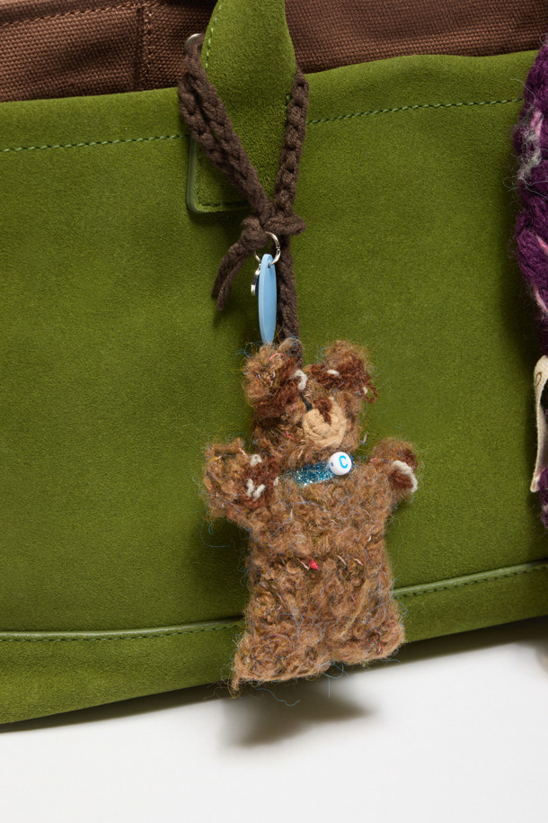 세느 이지 토트 45 스웨이드는 미니멀하고 베이직한 스타일의 여성용 토트백입니다. 부드러운 그린 컬러의 스웨이드 소재로 제작되었으며, 미디엄 사이즈의 사각 쉐입으로 넉넉한 수납 공간을 제공합니다. 13인치 아이패드 수납이 가능하며, 분리형 내부 보드와 내부 우측 포켓이 있어 소지품을 효율적으로 정리할 수 있습니다. 오픈형 디자인으로 편리하게 사용할 수 있으며, 일상에서 활용하기 좋은 실용적인 가방입니다.
