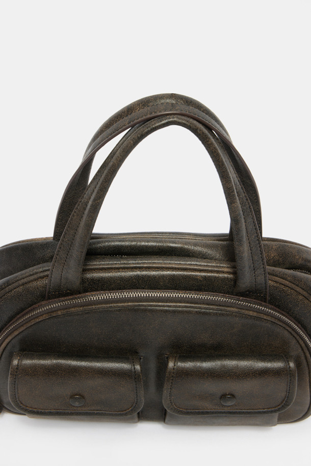 Buttony Tote 33 (버터니 토트 33)은 여성용 가방으로, 미디엄 사이즈의 블랙 가죽 토트백입니다. 심플한 무지 디자인에 버튼 장식이 포인트로 더해져 클래식, 미니멀, 시크한 스타일을 연출합니다. 숄더 스트랩과 손잡이가 있어 다양한 방식으로 활용 가능하며, 사각 형태로 제작되어 넉넉한 수납공간을 제공합니다. 오피스룩, 출근룩, 모임룩 등 다양한 TPO에 잘 어울리는 데일리 가방으로, 버튼형 잠금 방식으로 소지품을 안전하게 보관할 수 있습니다. Buttony Tote 33 시리즈는 당신의 세련된 스타일을 완성해 줄 것입니다.
