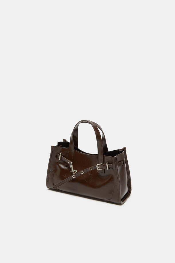 페르미에 데이 토트 27은 여성용 가방으로, 미디엄 사이즈의 합성 가죽 소재 토트백입니다. 브라운 컬러의 무지 디자인에 버클과 체인 장식이 돋보이며, 3way 스타일링이 가능하여 다양한 연출이 가능합니다. 탈부착 스트랩, 내부 포켓, 넉넉한 수납공간을 갖춰 실용성을 높였으며, 11인치 수납이 가능합니다. 사각 모양에 광택감 있는 마감과 실버 하드웨어, 버클형 잠금 방식으로 클래식하면서도 미니멀한 스타일을 완성합니다. 데일리 및 일상 용도로 활용하기 좋습니다.
