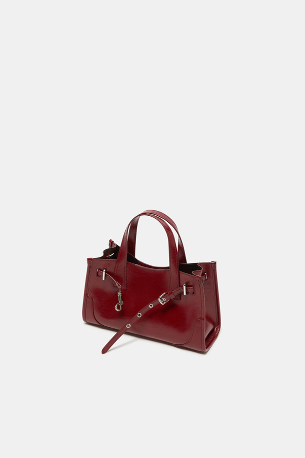 페르미에 데이 토트 27은 여성스러운 감각을 더해줄 미디엄 사이즈 토트백입니다. 광택감 있는 합성가죽 소재에 버클과 체인 디테일이 더해져 미니멀하면서도 시크한 스타일을 연출합니다. 탈부착 가능한 스트랩으로 숄더백, 토트백, 크로스백 등 3가지 형태로 활용 가능하며, 내부 수납공간과 11인치 아이패드 수납이 가능하여 실용성을 높였습니다. 사각 쉐입에 세련된 커팅 라인, 은색 하드웨어, 버클형 잠금 방식으로 디자인되었으며, 일상 및 데일리룩에 폭넓게 활용할 수 있습니다.

