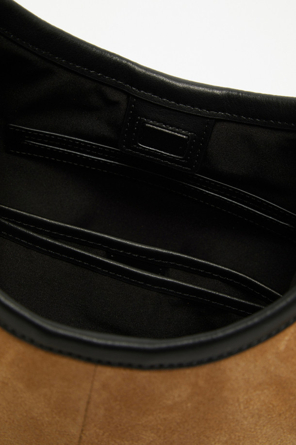 세느 토트 30 스웨이드는 미니멀하고 클래식한 스타일을 추구하는 여성들을 위한 가방입니다. 부드러운 스웨이드 소재와 반원 형태의 디자인이 특징이며, 브라운과 블랙 두 가지 색상으로 만나볼 수 있습니다. 30 사이즈의 미디엄 토트백으로, 지퍼형 잠금 방식으로 소지품을 안전하게 보관할 수 있습니다. 출근룩, 오피스룩, 모임룩 등 다양한 TPO에 활용 가능한 데일리 아이템입니다. 세련된 디자인은 시크한 무드를 연출합니다.
