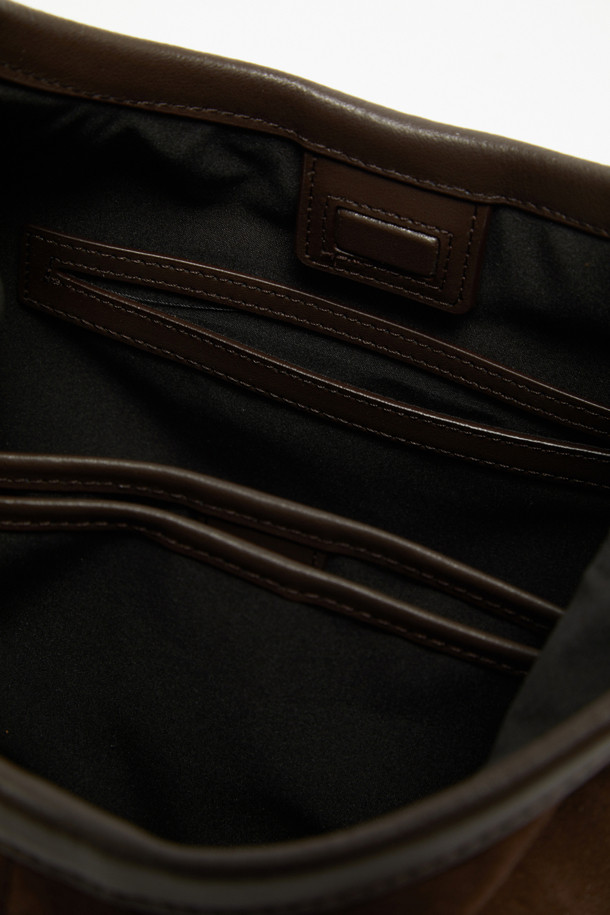 세느 토트 30 스웨이드는 여성스러운 데이트룩, 모임룩에 어울리는 가방입니다. 부드러운 스웨이드 소재와 브라운 색상이 클래식하고 미니멀하며 시크한 분위기를 연출합니다. 미디엄 사이즈에 반원 모양으로 디자인되어 있으며, 숄더 스트랩으로 편안하게 착용할 수 있습니다. 무지 디자인에 오픈형 잠금 방식으로, 소지품을 쉽게 넣고 꺼낼 수 있습니다. 일상생활에서 세련되게 스타일링하기 좋은 토트백입니다.
