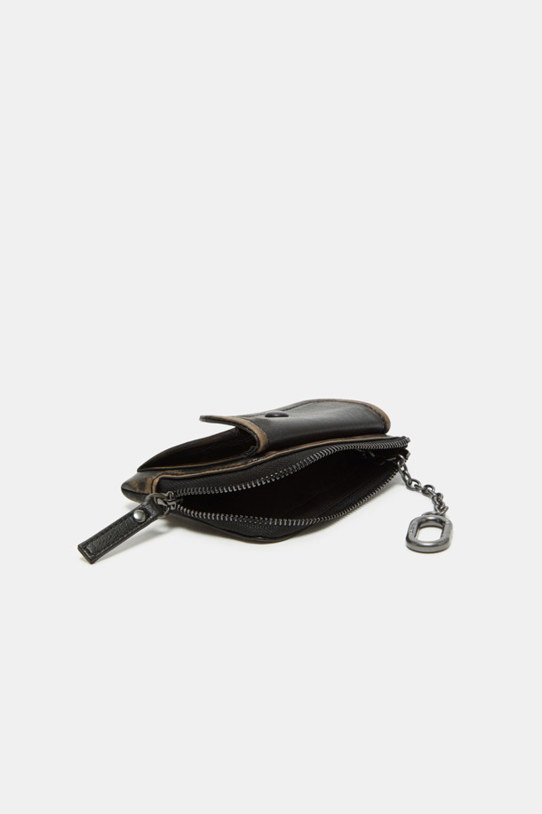 Buttony 포켓 월렛은 블랙과 브라운 두 가지 색상으로 제공되는 공용 반지갑입니다. 부드러운 질감의 합성가죽 소재에 빈티지 텍스처와 광택 마감으로 고급스러움을 더했습니다. 사각 디자인에 버클 장식이 포인트이며, 탈부착 가능한 앞면 포켓과 키링을 포함하여 실용성을 높였습니다. 지퍼형 잠금 방식으로 소지품을 안전하게 보관할 수 있으며, 다양한 수납공간을 갖춰 데이트룩, 쇼핑룩, 모임룩 등 어떤 스타일에도 잘 어울립니다. 심플하면서도 세련된 클래식, 미니멀, 캐주얼 스타일을 연출해보세요.
