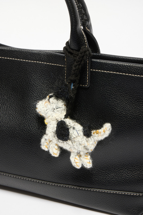 Toutou Charm(투투 참)은 미니멀하고 클래식한 스타일을 선호하는 여성들을 위한 가방 액세서리입니다. 합성가죽 소재로 제작되어 블랙과 화이트 두 가지 컬러로 제공됩니다. 가방에 포인트를 더하는 장식용 참으로, 스몰 사이즈의 가방에 잘 어울립니다. 일상에서 가방에 개성을 더하고 싶은 분들께 추천합니다.
