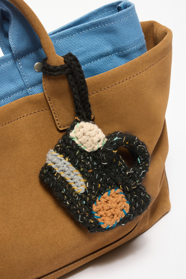 "코코 니트 참"은 부드러운 니트 소재로 제작된 매력적인 참 장식입니다. 가을, 겨울 시즌에 어울리는 무지 디자인으로, 블랙, 베이지, 브라운 3가지 컬러로 제공됩니다. 캐주얼, 미니멀, 클래식 스타일을 즐겨 입는 분들께 추천하며, 여행룩이나 산책룩에 포인트를 더할 수 있습니다. 키링이나 가방에 달아 당신만의 개성을 표현해보세요.
