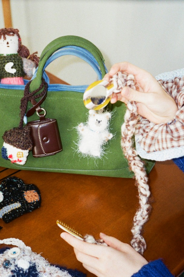 모이 콤 미러 참은 부드러운 니트 소재로 제작된 핸드메이드 패션 소품입니다. 타원형 거울과 빗 참 장식이 돋보이며, 실키한 광택감이 고급스러운 느낌을 더합니다. 가방 참, 키링, 벽걸이 장식 등 다양하게 활용 가능하여 실용성을 높였습니다. 심플하고 데일리한 스타일로, 동네 마실룩, 캐주얼, 미니멀, 클래식 등 다양한 스타일에 잘 어울립니다. 센스 있는 디자인으로 소지품에 포인트를 더해보세요.
