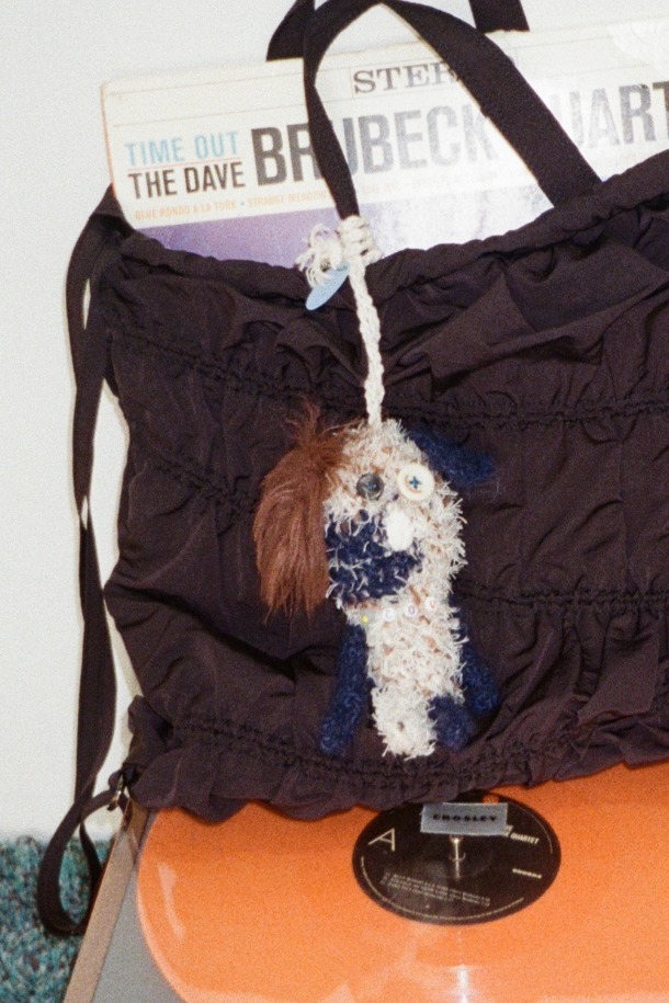 사랑스러운 디자인의 쿠쿠 참 (Coucou Charm)입니다. 니트 소재로 제작되어 부드러운 촉감을 선사하며, 블루와 베이지 두 가지 색상으로 만나볼 수 있습니다. 미니 사이즈로 제작되어 일상 속에서 간편하게 사용할 수 있으며, 귀여운 동물 모티브에 퍼 장식이 더해져 걸리시, 미니멀, 캐주얼 스타일을 완성합니다. 데이트룩, 모임룩에 포인트를 더해줄 장식용 키링/참으로 활용해보세요.
