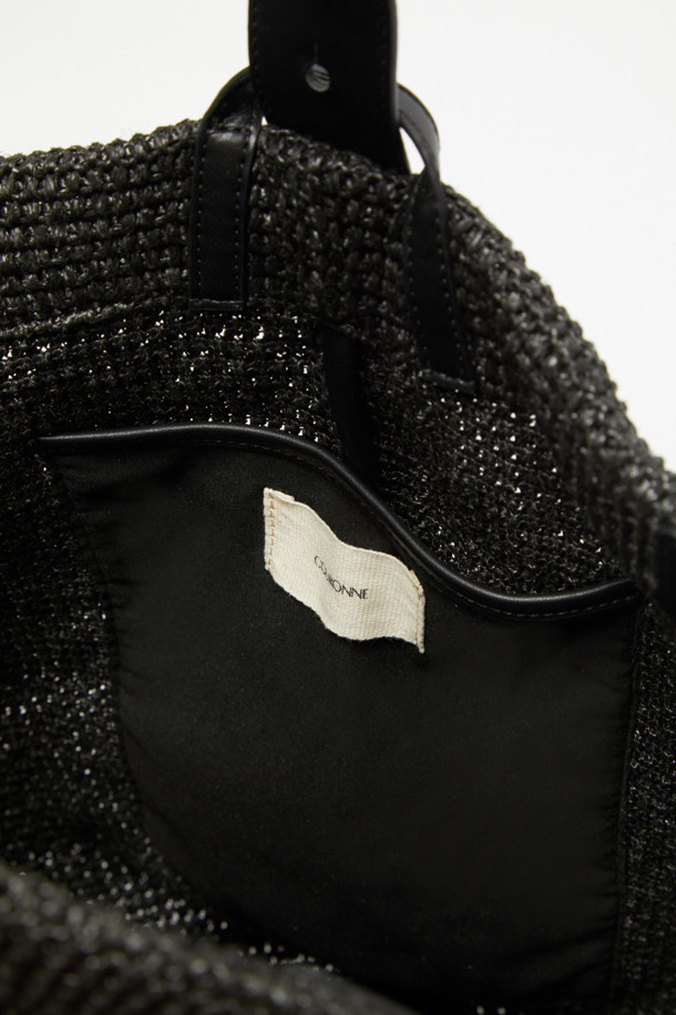 Haru Shoulder 24 Raffia (하루 숄더 24 라피아)는 여성 고객을 위한 미디엄 사이즈 숄더백입니다. 라피아와 합성가죽 소재로 제작되었으며, 실버 하드웨어 디테일이 돋보입니다. 무지 패턴에 사각 모양으로, 자연스러운 실루엣과 부드러운 촉감을 선사합니다. 아이패드 13인치 수납이 가능하며, 내부 포켓 1개, 분리형 참 장식, 슬림 스트랩, 2way 착용이 가능한 실용적인 디자인입니다. 여행, 휴가, 리조트룩에 어울리는 미니멀, 리조트, 클래식 스타일의 가방으로, 오염 방지 기능과 깔끔한 외관을 자랑합니다.
