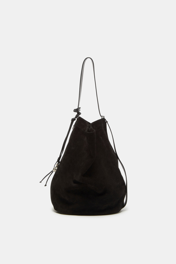 Haru Shoulder 24 Suede (하루 숄더 24 스웨이드)는 여성 및 남성 모두 착용 가능한 미디엄 사이즈의 숄더백입니다. 블랙과 브라운 두 가지 색상으로 출시되었으며, 스웨이드와 가죽 소재를 사용하여 고급스러운 느낌을 줍니다. 사각 쉐입에 마그네틱형 잠금 방식으로 편리하며, 13인치 아이패드 수납이 가능합니다. 숄더 및 슬림 스타일 2way로 연출할 수 있으며, 데일리 쇼핑룩에 어울리는 클래식, 미니멀, 시크 스타일의 가방입니다. 자연스러운 실루엣과 착용감으로 편안하게 사용할 수 있으며, 내부 포켓 1개와 디자인 참 장식이 포인트입니다.
