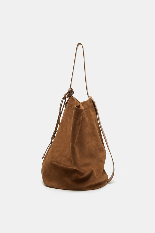 "Haru Shoulder 24 Suede(하루 숄더 24 스웨이드)"는 스웨이드와 가죽 소재의 조화가 돋보이는 미디엄 사이즈 숄더백입니다. 블랙과 브라운 두 가지 색상으로 출시되었으며, 은색 하드웨어 참 장식이 시크함을 더합니다. 탈부착 및 길이 조절 가능한 스트랩으로 2way 착용이 가능하며, 반원 형태의 디자인과 자연스러운 드레이핑 실루엣이 특징입니다. 

13인치 아이패드 수납이 가능하며, 내부에 포켓이 있어 실용성을 높였습니다. 깔끔한 외관과 마그네틱형 잠금 방식으로 데이트룩, 쇼핑룩 등 일상 용도로 폭넓게 활용할 수 있으며, 클래식, 미니멀, 시크 스타일을 연출하기에 좋습니다. 아이폰/아이패드/맥북 프로 수납이 가능하고, 사용할수록 자연스러운 에이징 효과를 느낄 수 있습니다.
