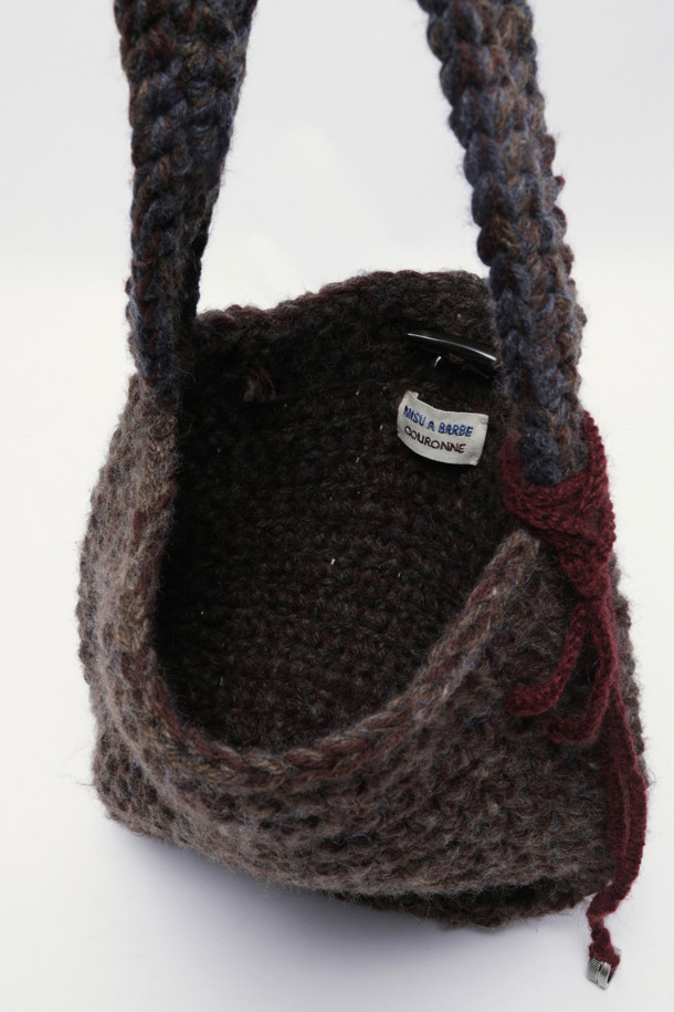 Haru Shoulder 38 Knit (하루 숄더 38 니트)는 캐주얼하고 미니멀한 스타일을 추구하는 여성 고객을 위한 숄더백입니다. 부드러운 니트 소재로 제작되어 포근한 느낌을 주며, 무지 디자인으로 어떤 스타일에도 잘 어울립니다. 가방 사이즈는 미디엄이며, 사각 형태의 숄더백에 숄더 스트랩이 있어 편안하게 착용할 수 있습니다. 일상생활에서 활용하기 좋은 실용적인 가방으로, 다양한 코디에 매치하여 스타일리시함을 더해보세요. 38 사이즈로 제작되었습니다.
