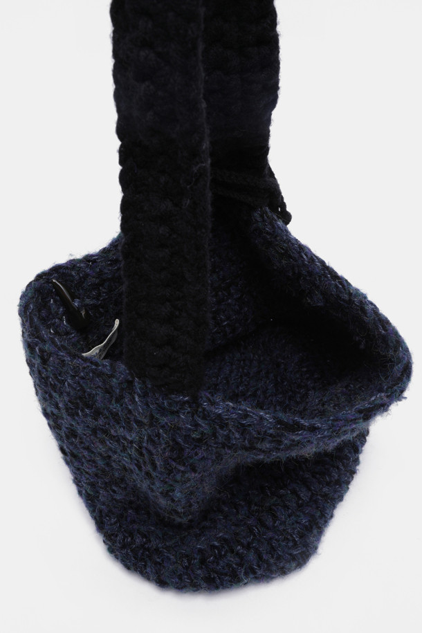 Haru Shoulder 38 Knit (하루 숄더 38 니트)는 캐주얼, 미니멀, 클래식 스타일을 즐겨 입는 여성 고객을 위한 숄더백입니다. 니트 소재로 제작되어 봄, 가을에 산책룩이나 데이트룩에 매치하기 좋습니다. 가방 모양은 반원 형태이며, 네이비 색상과 지퍼형 잠금 방식으로 디자인되었습니다. 미디엄 사이즈로 일상에서 활용하기 좋으며, 다양한 스타일 연출에 용이합니다. 사이즈는 38입니다.
