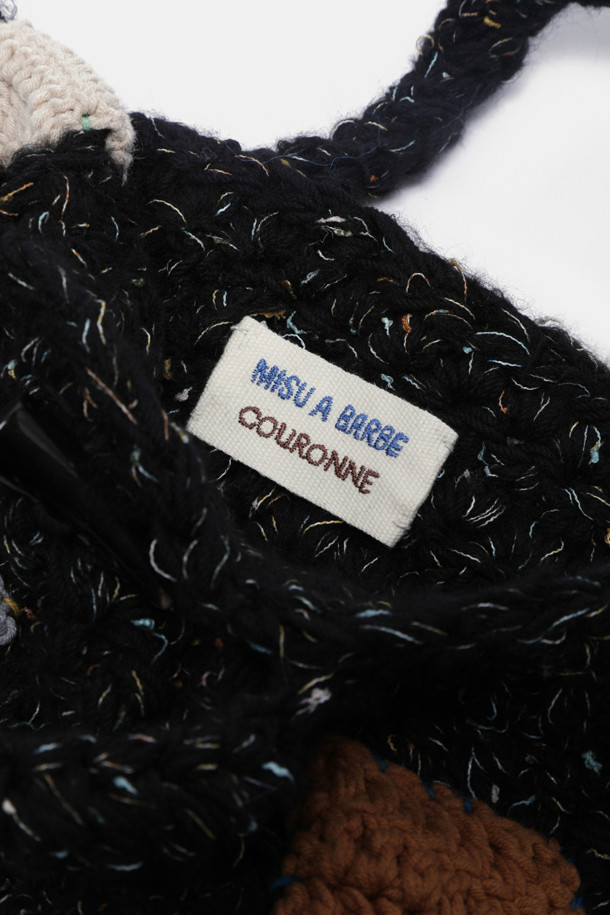 Coco (코코) 토트 32 니트, 당신의 세련된 스타일을 완성할 여성용 토트백입니다. 부드러운 니트 소재와 사각 형태, 퀄팅 디자인이 만나 클래식하면서도 시크한 분위기를 연출합니다. 블랙 색상에 Coco 로고 패턴으로 포인트를 주어 미디엄 사이즈의 넉넉한 수납공간과 숄더 스트랩으로 실용성을 더했습니다. 오피스룩, 모임룩, 데이트룩 등 어떤 TPO에도 잘 어울리며, 미니멀한 스타일을 추구하는 여성에게 적합한 아이템입니다. 지퍼형 잠금 방식으로 소지품을 안전하게 보관할 수 있습니다.
