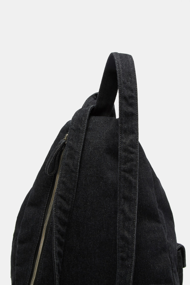 Mova 백팩 31 데님은 워시드 데님 블루 컬러의 미디엄 사이즈 백팩으로, 캐주얼과 빈티지 스타일을 연출합니다. 데님 소재에 사각 모양으로 디자인되었으며, 매듭과 지퍼 디테일이 돋보입니다. 13인치 디바이스 수납이 가능하며, 측면 및 내부 포켓, 등판 지퍼를 갖춰 수납력을 높였습니다. 조절 가능한 매듭 스트랩으로 편안하게 착용할 수 있으며, 동네 마실룩이나 여행룩에 잘 어울립니다.
