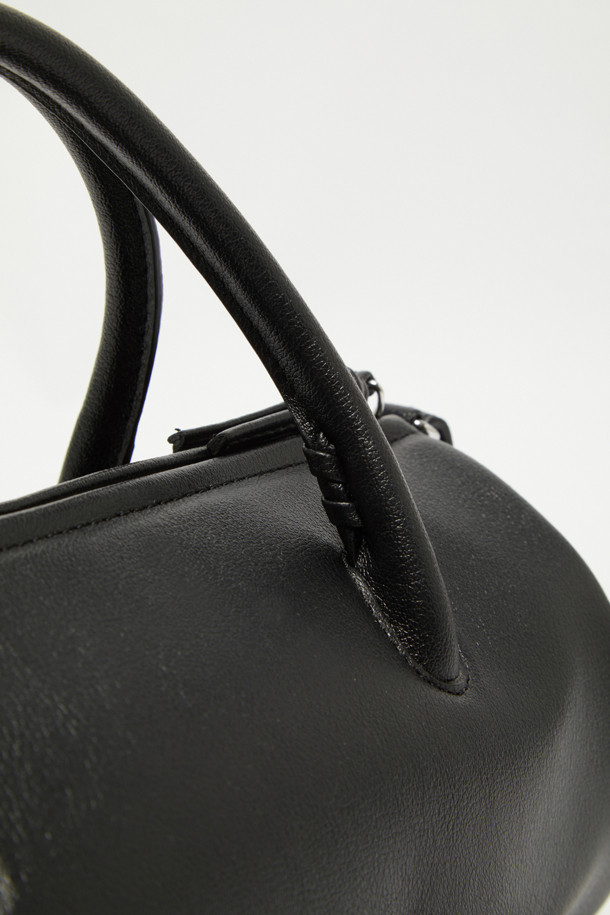 빌로 토트 26은 부드러운 촉감의 합성가죽 소재로 제작되어 편안한 착용감을 선사합니다. 엠보싱 패턴과 실버 하드웨어 장식이 어우러져 캐주얼하면서도 엘레강스한 스타일을 연출합니다. 가볍고 실용적인 디자인으로 3way 멀티 코디네이션이 가능하며, 탈부착 가능한 숄더 스트랩과 내부 포켓, 외부 플랩 포켓을 갖춰 수납력을 높였습니다. 일상생활뿐만 아니라 쇼핑이나 카페 방문 시에도 잘 어울리는 아이템입니다. 여름철에도 시원하게 착용할 수 있으며, 관리가 용이하여 실용적입니다.
