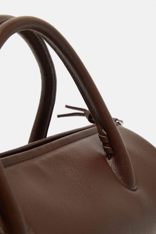 Bilo(빌로) 토트 26은 여성용 미디엄 사이즈 토트백입니다. 부드러운 촉감의 합성가죽 소재에 엠보싱 패턴으로 세련된 느낌을 더했습니다. 숄더 스트랩 탈부착이 가능하며, 3way 착용이 가능하여 활용도가 높습니다. 내부 우측 포켓 1개와 외부 플랩 포켓 1개로 수납력을 높였고, 생활방수 기능과 오염 방지 기능으로 실용성을 더했습니다. 데이트룩, 쇼핑룩 등 다양한 TPO에 미니멀, 클래식, 캐주얼 스타일로 매치하기 좋습니다.
