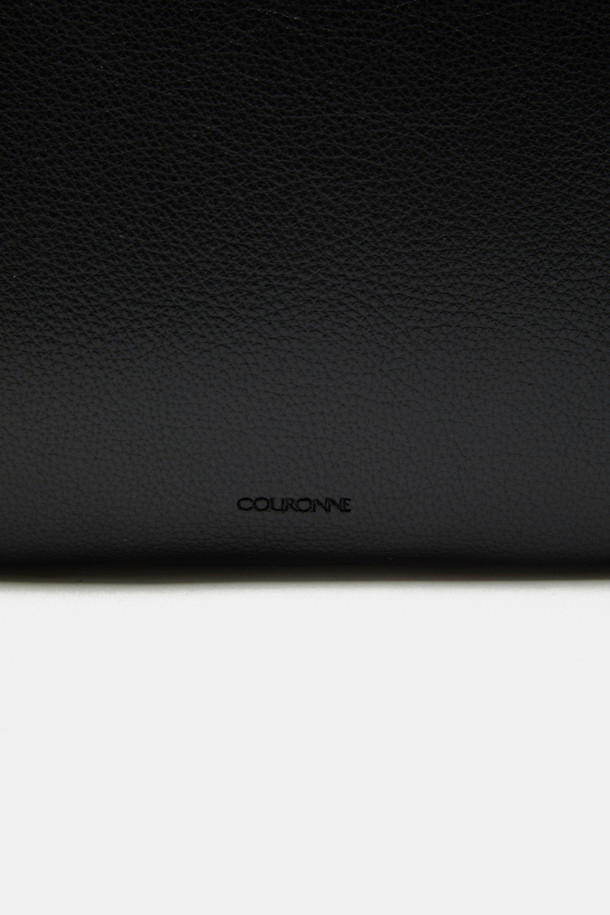 듀 토트 39는 여성용 미디엄 사이즈 토트백으로, 오피스룩, 출근룩, 모임룩에 잘 어울리는 가방입니다. 블랙 색상의 무지 패턴에 합성가죽 소재를 사용하여 클래식, 미니멀, 시크한 스타일을 연출합니다. 사각형 디자인에 지퍼형 잠금 방식을 갖췄으며, 방수 및 생활 방수 기능을 제공하여 실용성을 더했습니다. 3-way 컨버터블 디자인으로 탈부착 가능한 스트랩을 활용할 수 있으며, 내부 지퍼 포켓과 13인치 아이패드 수납이 가능합니다. 실버 하드웨어와 탈부착 가능한 미러 참 세트로 포인트를 더했습니다.
