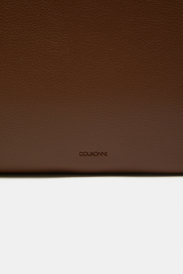 듀 토트 39는 부드러운 드레이핑 실루엣과 사각 형태가 돋보이는 여성 토트백입니다. 미디엄 사이즈로 제작되어 13인치 아이패드 수납이 가능하며, 내부 지퍼 포켓이 있어 소지품을 안전하게 보관할 수 있습니다. 합피 소재에 무지 디자인으로 클래식하고 모던한 스타일을 연출하며, 탈부착 스트랩과 미러 참 액세서리로 다양한 스타일을 소화할 수 있습니다. 출근룩과 오피스룩에 잘 어울리며, 3-way 멀티 스타일(토트/숄더/크로스바디)로 활용도가 높습니다. 아이폰, 아이패드, 맥북 프로까지 수납 가능한 실용적인 데일리 가방입니다.
