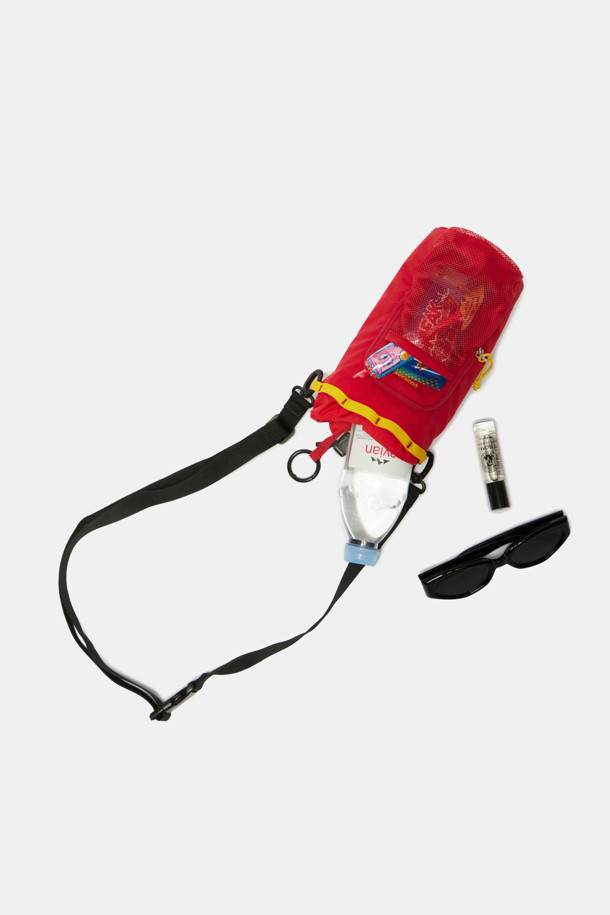 여성용 Bagel Bottle Pouch 9은 퍼플, 레드, 브라운 색상의 나일론 소재로 제작된 미디엄 사이즈의 원통형 보틀 파우치입니다. 무지 패턴에 스트랩 장식이 있으며, 블랙 하드웨어와 메쉬 소재 조합이 돋보이고, 단열 내부 라이닝 처리되어 보온/보냉 기능을 제공합니다. 외부 포켓 1개, 내부 포켓 1개, 내부 수납공간 1개가 있어 수납이 용이하며, 조절 가능한 스트랩과 지퍼형 잠금방식으로 여행, 아웃도어, 일상생활에서 유용하게 사용할 수 있습니다.
