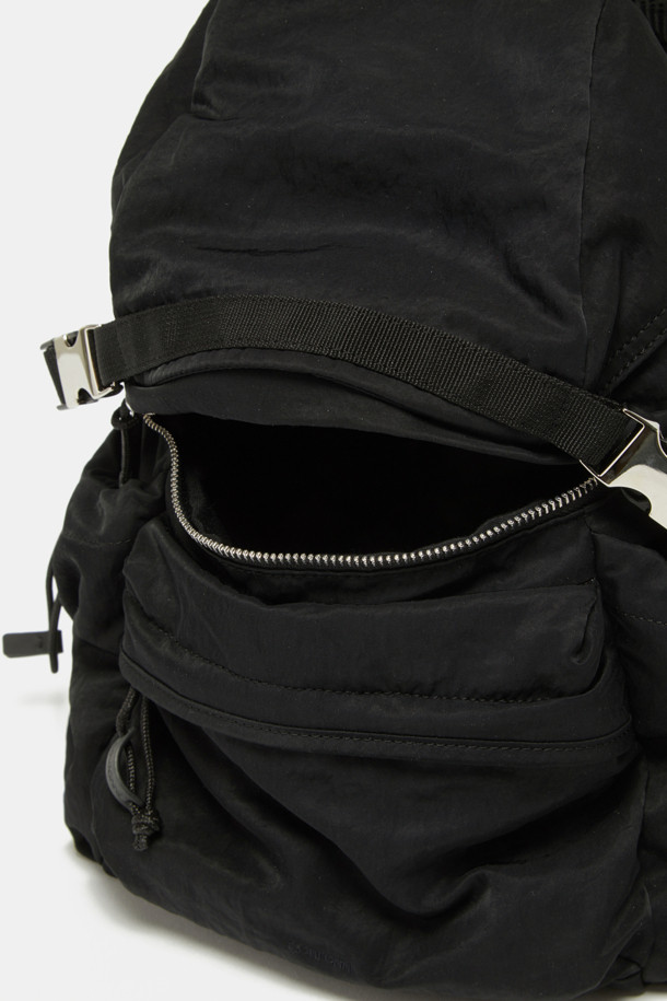 Bagel Backpack 28 (베이글 백팩 28)은 미니멀하고 세련된 디자인의 백팩입니다. 블랙 컬러의 무지 디자인에 가죽 패치 장식으로 포인트를 주어 클래식하면서도 캐주얼한 스타일을 연출합니다. 28 사이즈의 미디엄 백팩으로, 나일론, 가죽, 메쉬 소재를 사용하여 내구성과 통기성을 높였습니다. 넉넉한 수납공간과 조절 가능한 스트랩, 다양한 포켓(외부 4개, 내부 지퍼 포켓 1개, 오픈 포켓 1개, 메쉬 포켓)은 여행룩, 출근룩 등 다양한 TPO에 맞춰 실용적으로 사용할 수 있습니다. 중앙 지퍼 디자인과 실버/블랙 하드웨어의 조화가 돋보이는 백팩입니다.
