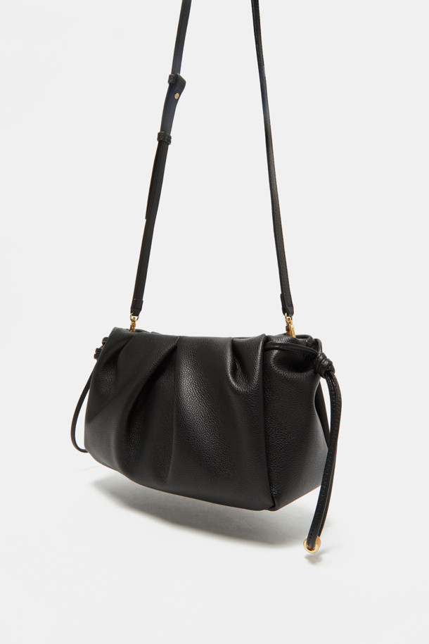 비아 크로스 25는 페미닌한 플리츠 바디와 스크류 디테일이 돋보이는 여성용 크로스백입니다. 부드러운 소가죽 소재와 미디엄 사이즈로 제작되어 데이트룩과 모임룩에 적합하며, 클래식, 미니멀, 걸리시 스타일을 모두 아우릅니다. 탈부착 가능한 스트랩으로 클러치백으로도 활용 가능하며, 내부에는 2개의 오픈 포켓이 있어 실용적입니다. 자연스러운 볼륨감을 살린 원통형 디자인과 골드 컬러 마감 브라스 하드웨어, 지퍼형 잠금 방식으로 고급스러움을 더했습니다.
