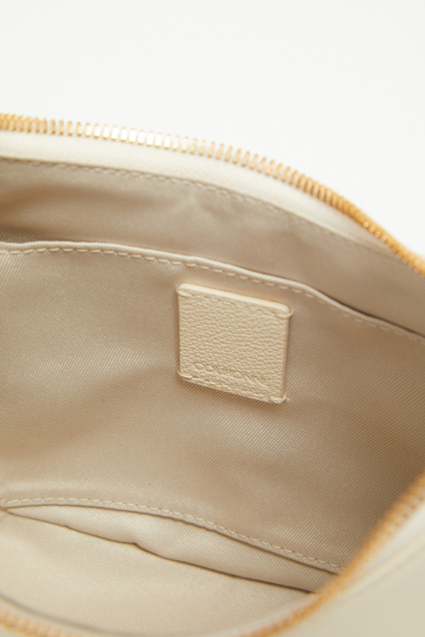 일랑(Ilang) 숄더 25는 부드러운 소가죽 소재의 미디엄 사이즈 숄더백입니다. 아이보리와 화이트 두 가지 색상으로 출시되었으며, 무지 디자인에 가죽 싸개 하드웨어 장식이 돋보입니다. 2way, 숄더 스트랩 기능으로 다양한 스타일 연출이 가능하며, 반원 모양에 가볍고, 내부 포켓 2개와 지퍼형 잠금 방식으로 실용성을 더했습니다. 데이트룩, 모임룩, 오피스룩 등 다양한 TPO에 클래식, 미니멀, 시크 스타일을 더해 세련된 룩을 완성해보세요. 크로스백으로도 활용 가능합니다.
