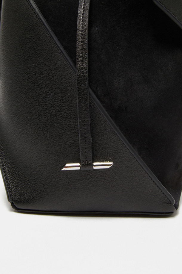 세련된 디자인의 Tenet 숄더 14 숄더백은 여성들을 위한 미디엄 사이즈 가방입니다. 부드러운 소가죽과 스웨이드 소재의 조화가 돋보이며, 무지 패턴에 링 장식으로 포인트를 더했습니다. 탈부착 가능한 스트랩과 분리형 파우치로 실용성을 높였으며, 3way 연출(숏 숄더, 롱 숄더, 크로스백)이 가능하여 다양한 스타일을 소화할 수 있습니다. 블랙과 브라운 두 가지 색상으로 출시되었으며, 실버 하드웨어와 사선 절개라인 디자인이 특징입니다. 미니멀하고 클래식한 무드로 출근룩과 모임룩에 모두 잘 어울립니다.
