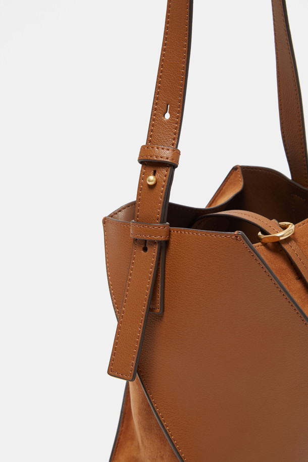 테넷 숄더 14 (Tenet Shoulder 14)는 여성스러운 스타일을 완성하는 미디엄 사이즈 숄더백입니다. 블랙과 브라운 두 가지 색상으로 출시되었으며, 소가죽과 스웨이드 소재의 조화가 고급스러운 분위기를 연출합니다. 링 장식과 사선 절개 디자인, 실버 하드웨어는 미니멀하면서도 시크한 매력을 더합니다. 탈부착 가능한 스트랩과 분리형 파우치, 3 way 연출, 스트랩 길이 조절 기능으로 실용성을 높였으며, 오피스룩과 모임룩에 활용하기 좋습니다.
