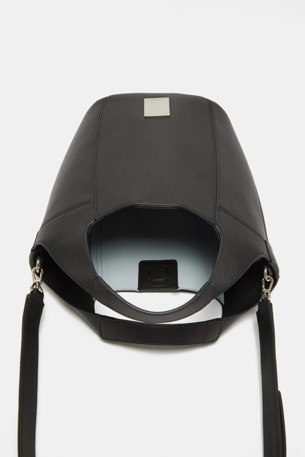 Teaberry 토트 17은 여성 사용자를 위해 디자인된 미디엄 사이즈 토트백입니다. 소가죽 소재에 그리드 패턴이 돋보이며, 블랙과 실버 두 가지 컬러로 제공됩니다. 3way 컨버터블 디자인으로 토트백, 숄더백, 크로스백 스타일 연출이 가능하며, 탈부착 스트랩과 경량 디자인으로 실용성을 더했습니다. 스크래치 방지 기능과 PU 안감, 실버 하드웨어, 다용도로 활용 가능한 특징이 있어 오피스룩, 모임룩, 데이트룩 등 다양한 TPO에 클래식, 미니멀, 시크 스타일을 연출하기 좋습니다.
