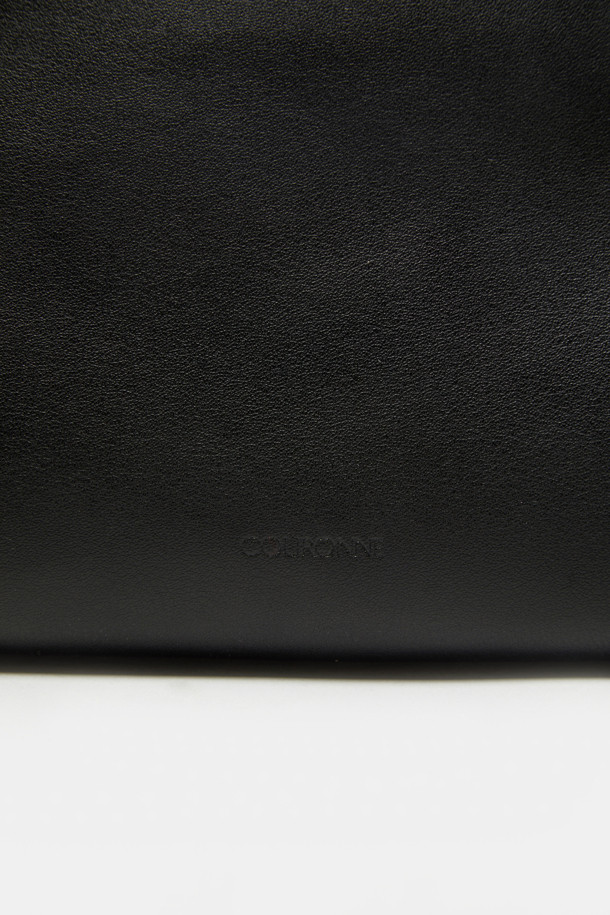 자하 하디드의 건축물에서 영감을 받아 유연한 라인으로 디자인된 Ruvo Tote 26 (루보 토트 26) 토트백입니다. 부드러운 네이키드 타입 소가죽 소재의 미디엄 사이즈 블랙 컬러 가방으로, 미니멀한 스타일과 실버 하드웨어 장식이 세련된 느낌을 더합니다. 탈부착 및 길이 조절 가능한 스트랩으로 3way 연출이 가능하며, 지퍼형 잠금 방식과 내부 지퍼 포켓, 내부 포켓으로 실용성을 높였습니다. 출근룩과 오피스룩, 그리고 미니멀, 클래식, 시크한 스타일을 즐겨 입는 여성분들께 데일리백으로 추천합니다.
