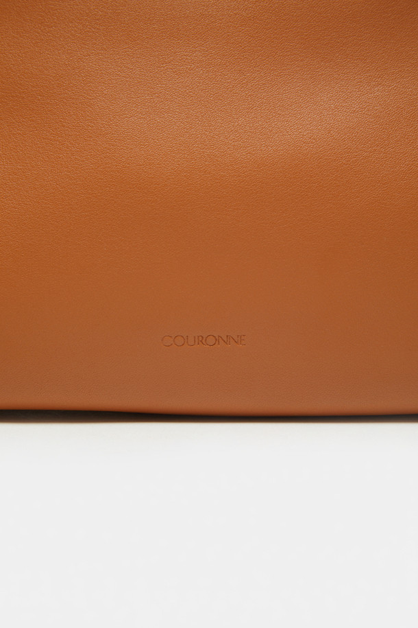 루보 토트 26은 자하 하디드의 건축물에서 영감을 받아 탄생한 여성 토트백입니다. 부드러운 네이키드 소가죽과 소가죽 소재로 제작되었으며, 브라운 컬러와 미니멀하고 클래식한 디자인이 특징입니다. 탈부착 및 길이 조절이 가능한 스트랩, 사각 형태, 골드 하드웨어 장식이 고급스러운 분위기를 더하며, 토트, 숄더, 크로스백으로 3way 연출이 가능합니다. 내부 지퍼 포켓 1개와 내부 포켓 1개가 있어 수납력을 높였으며, 오피스룩과 모임룩, 일상에서 시크하게 연출하기 좋습니다.
