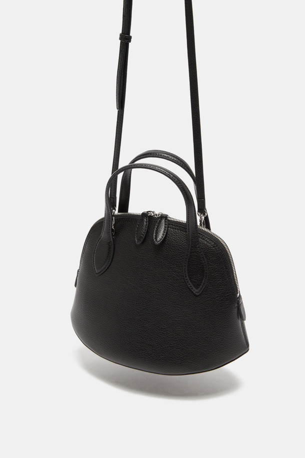 플레비 토트 27은 소가죽 소재의 여성용 미디엄 사이즈 토트백입니다. 블랙 컬러의 무지 디자인으로, 라운드형 쉐입과 클래식한 스타일을 연출합니다. 탈부착 가능한 스트랩과 내부 포켓이 있어 실용성을 높였으며, 엠보 슈렁큰 가공으로 고급스러운 질감을 더했습니다. 오피스룩, 출근룩, 모임룩에 매치하여 클래식, 미니멀, 시크한 무드를 완성할 수 있습니다. 실버 유광 하드웨어 디테일이 세련된 포인트를 더합니다.
