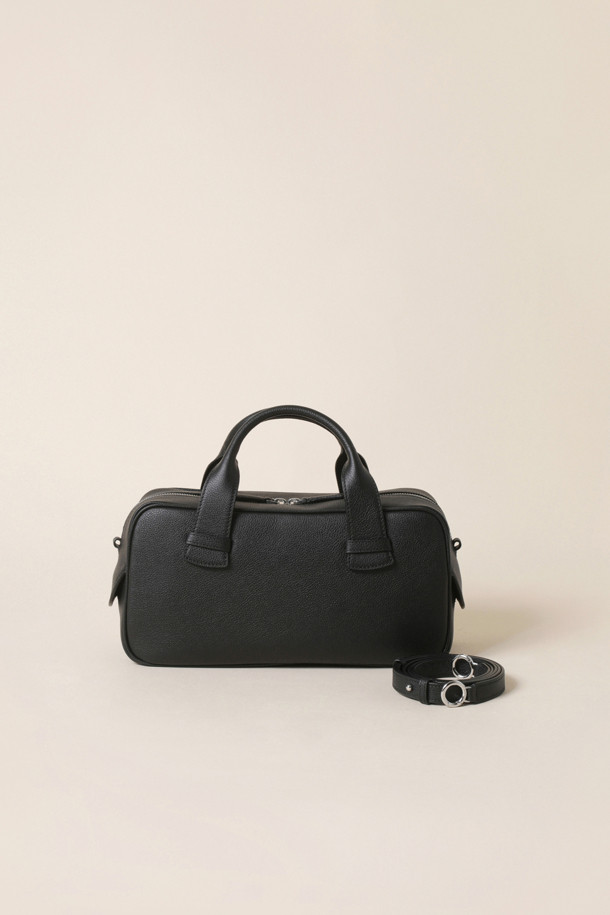 보아뜨(Boite) 토트 31은 미니멀하고 베이직한 스타일의 여성용 토트백입니다. 합성가죽 소재에 사각형 모양으로, 출근룩과 오피스룩에 잘 어울리는 디자인입니다. 무지 패턴의 블랙 컬러로, 다양한 스타일에 매치하기 용이합니다. 손잡이와 숄더 스트랩이 있어 토트백 또는 숄더백으로 활용 가능하며, 지퍼형 잠금 방식으로 소지품을 안전하게 보관할 수 있습니다. 미디엄 사이즈로, 일상생활에서 유용하게 사용할 수 있습니다.
