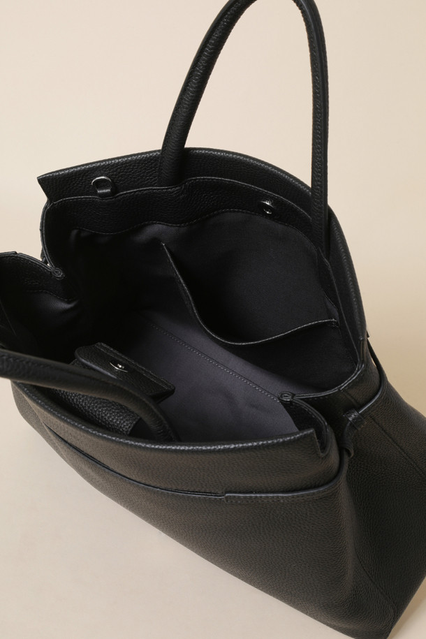 Adele 토트 36은 여성 고객을 위한 미디엄 사이즈의 블랙 가죽 토트백입니다. 심플한 무지 디자인과 사각형 쉐입으로 클래식, 미니멀, 시크 스타일을 연출하기 좋습니다. 부드러운 가죽 소재와 지퍼형 잠금 방식으로, 오피스룩, 출근룩, 모임룩 등 다양한 TPO에 활용 가능합니다. 손잡이가 있어 실용성을 더했으며, 일상생활에서 활용하기 좋은 아이템입니다.
