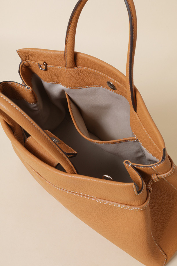 세련된 Adele 토트 36은 브라운과 카멜 두 가지 색상으로 출시된 여성용 토트백입니다. 가죽 소재로 제작되어 고급스러운 느낌을 주며, 미디엄 사이즈로 실용성을 더했습니다. 사각형 디자인에 지퍼형 잠금 방식으로 소지품을 안전하게 보관할 수 있습니다. 숄더 스트랩이 있어 숄더백으로도 활용 가능하며, 오피스룩, 비즈니스 캐주얼, 모임룩 등 다양한 TPO에 잘 어울립니다. 클래식, 미니멀, 시크 스타일을 즐겨 입는 여성에게 추천합니다.
