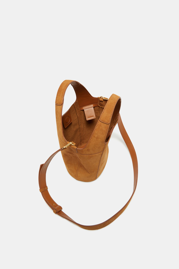 Teaberry (티베리) 토트 17 스웨이드 여성 토트백은 부드러운 스웨이드 소재로 제작되어 고급스러운 분위기를 자아냅니다. 브라운 컬러의 미디엄 사이즈, 반원 모양 디자인으로 세련된 데이트룩, 모임룩, 출근룩에 잘 어울립니다. 숄더 스트랩이 있어 편리하게 멜 수 있으며, 오픈형 잠금 방식으로 소지품을 쉽게 넣고 꺼낼 수 있습니다. 클래식, 미니멀, 시크 스타일을 선호하는 여성분들께 추천하는 Teaberry (티베리) 브랜드의 토트백입니다.
