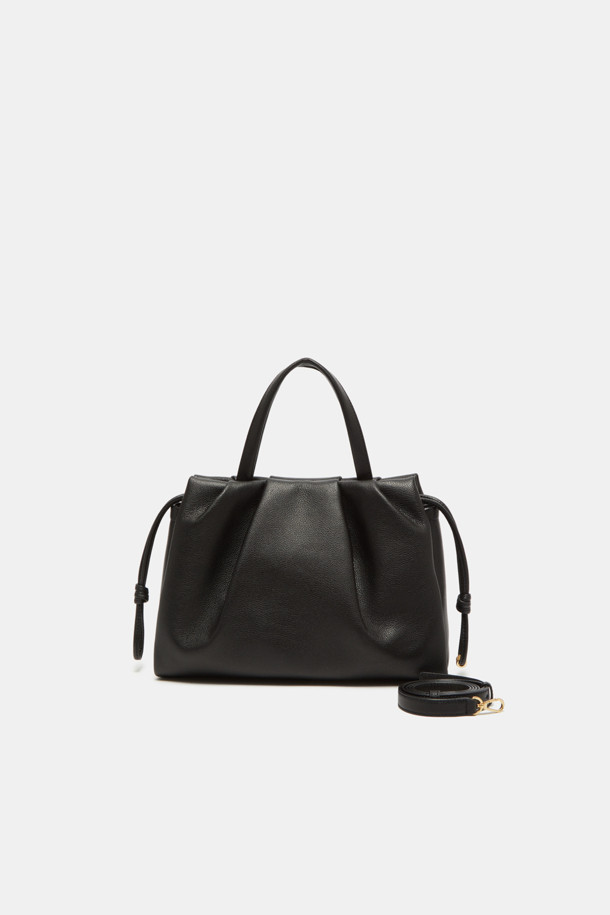 세련된 여성의 일상과 특별한 날을 빛내줄 비아 토트 32 토트백입니다. 부드러운 소가죽 소재에 엠보싱 패턴을 더해 고급스러운 느낌을 선사하며, 플리츠와 스크류 디테일로 포인트를 주어 클래식하면서도 시크한 매력을 강조합니다. 2-way 스타일로 숄더 스트랩 탈부착 및 조절이 가능하여 출근룩, 오피스룩, 모임룩 등 다양한 TPO에 맞춰 활용할 수 있습니다. 내부에는 지퍼 포켓 1개와 오픈 포켓 1개가 있어 실용적인 수납이 가능하며, 미디엄 사이즈로 데일리 아이템을 넉넉하게 수납할 수 있습니다. 골드와 실버 하드웨어, 사각 모양에 마그네틱형 잠금 방식으로 편리함까지 더했습니다.
