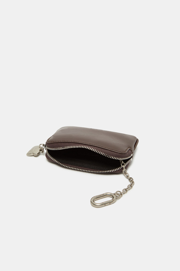 아이브레스 미니 카드입니다. 부드러운 소가죽 소재의 곡선형 카드지갑으로, 크림색 컬러와 실버 메달 장식이 특징입니다. 내부에는 우측 포켓 1개와 메인 수납공간 1개가 있어 수납력을 높였습니다. 미니멀하고 시크한 디자인으로 데이트룩, 쇼핑룩, 카페룩 등 다양한 스타일에 활용 가능하며, 지갑 또는 백참으로도 사용할 수 있습니다. 여성 고객을 위한 필수 아이템입니다.
