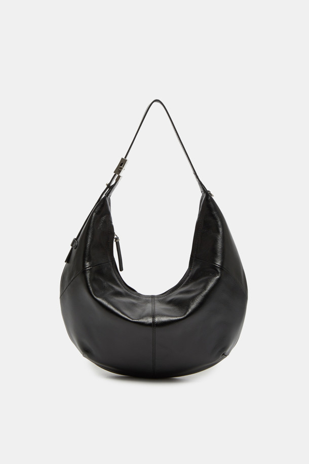 Faugeres Cross 41 (포게레스 크로스 41) 가방은 여성 고객을 위한 미디엄 사이즈의 엘레강스 스타일 가방입니다. 부드러운 소가죽 소재에 엠보싱 처리하여 은은한 광택과 고급스러운 질감을 더했으며, 자연스러운 반원 형태의 바디 곡선이 특징입니다. 블랙, 토마토 레드, 피스타치오, 그라운드 커피 4가지 색상으로 제공되며, 각 색상에 맞는 실버 또는 골드 D링 하드웨어가 돋보입니다. 내부에는 지퍼 포켓 1개와 오픈 포켓 1개가 있어 수납력을 높였으며, 크로스바디 착용이 가능하여 데이트룩, 모임룩 등 다양한 TPO에 활용 가능합니다.
