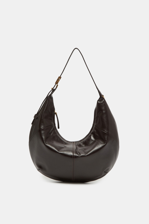 "Faugeres Cross 41" (포게레스 크로스 41)은 부드러운 소가죽 소재의 미디엄 사이즈 크로스백입니다. 블랙, 토마토 레드, 피스타치오, 그라운드 커피 4가지 색상으로 출시되었으며, 각 색상에 맞춰 실버 또는 골드 하드웨어가 사용되었습니다. 반원 형태의 디자인에 D-링 장식으로 포인트를 더했으며, 가볍고 신체 곡선에 맞춰 편안하게 착용 가능합니다. 내부에는 지퍼 포켓 1개와 오픈 포켓 1개가 있어 실용적이며, 지퍼형 잠금 방식으로 소지품을 안전하게 보관할 수 있습니다. 데이트룩, 모임룩 등 다양한 TPO에 미니멀, 클래식, 시크 스타일을 연출하기 좋습니다.
