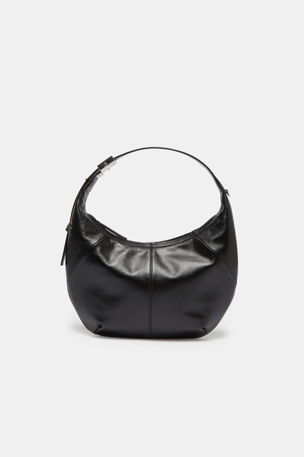 Faugeres Cross 31(포게레스 크로스 31)은 자연스러운 곡선 디자인과 크링클 엠보싱이 돋보이는 여성용 크로스백입니다. 부드러운 소가죽 소재에 은은한 광택이 더해져 고급스러운 분위기를 자아내며, 블랙, 아이보리, 브라운 세 가지 컬러로 출시되었습니다. 가볍고 바디에 밀착되는 스몰 사이즈로, 데이트룩과 같은 일상 패션에 클래식, 미니멀, 시크한 스타일을 더해줍니다. 지퍼형 잠금 방식으로 소지품을 안전하게 보관하며, D링 디테일로 포인트를 주었습니다. 다용도 수납이 가능하여 실용성까지 갖춘 데일리백입니다.
