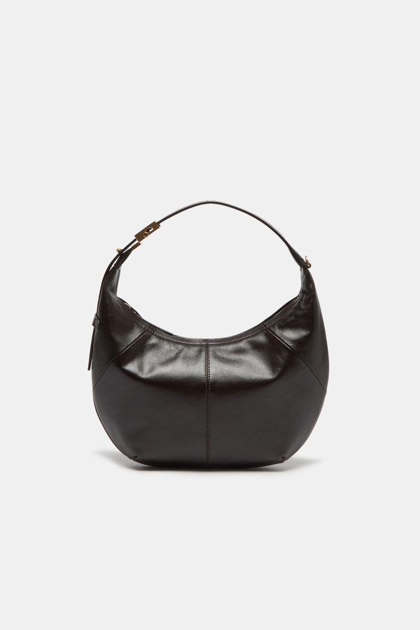 파고레스 크로스 31은 소가죽 소재의 여성용 스몰 사이즈 크로스백입니다. 블랙, 커스터드, 그라운드 커피 세 가지 색상으로 출시되었으며, 신체 곡선에 맞춰 디자인되어 편안한 착용감을 선사합니다. D링 장식과 은은한 광택이 돋보이며, 내부에는 지퍼 포켓 1개와 오픈 포켓 1개가 있어 실용성을 더했습니다. 길이 조절 가능한 스트랩과 지퍼형 잠금 방식으로, 데이트룩과 모임룩은 물론 일상에서도 시크하고 미니멀한 스타일을 연출하기 좋습니다. 하드웨어는 실버와 골드 두 가지 옵션으로 제공됩니다.
