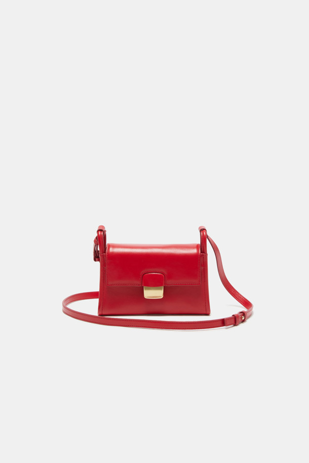 Twiggy 미니 크로스 20은 소가죽 소재의 미니 크로스백으로, 클래식과 캐주얼 스타일을 모두 아우르는 여성 가방입니다. 3WAY 연출이 가능하며, 버클형 잠금 방식으로 디자인에 포인트를 더했습니다. 내부 및 외부 포켓, 카드 및 핸드폰 수납 공간을 갖춰 실용성을 높였으며, 데이트룩과 모임룩에 잘 어울립니다. 은은한 광택감과 크링클 엠보 가공으로 고급스러운 분위기를 연출하며, 실버 또는 골드 하드웨어 옵션을 선택할 수 있습니다. 무지 디자인의 사각 쉐입으로 미니멀하고 세련된 스타일을 완성해 보세요.
