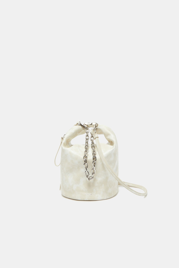 Cusia 숄더 17은 여성의 우아함을 돋보이게 해줄 숄더백입니다. 미디엄 사이즈의 반원 형태 디자인으로, 화이트와 아이보리 두 가지 색상으로 출시되었습니다. 부드러운 합성가죽 소재에 체인 장식이 더해져 클래식, 미니멀, 걸리시 스타일을 모두 소화할 수 있습니다. 데이트룩, 모임룩, 소개팅룩 등 다양한 TPO에 활용 가능하며, 조임용 끈으로 내용물을 안전하게 보관할 수 있습니다. 숄더 스트랩으로 편안하게 착용할 수 있습니다.
