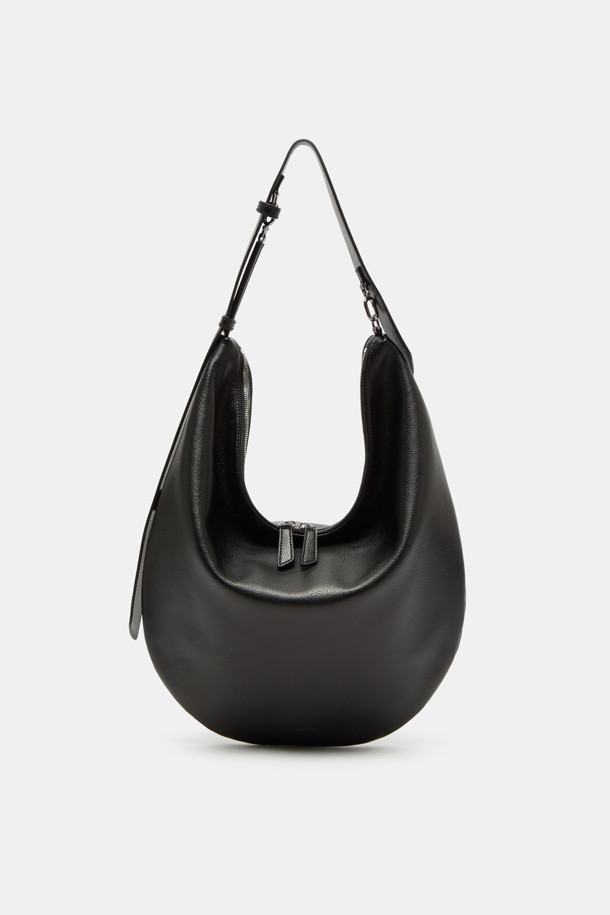 Coobo 숄더 38은 소가죽 소재의 여성 숄더백입니다. 엠보 패턴과 실버 하드웨어 장식이 돋보이며, 38 사이즈로 제작되었습니다. 탈부착 및 조절 가능한 스트랩, 내부 포켓이 있어 실용적이며, 3WAY(토트백, 숄더백, 크로스백) 연출이 가능합니다. 내추럴하고 심플한 스타일로, 출근룩과 클래식 및 미니멀 스타일에 잘 어울립니다. 호보백 디자인으로 일상에서 편안하게 사용할 수 있습니다.
