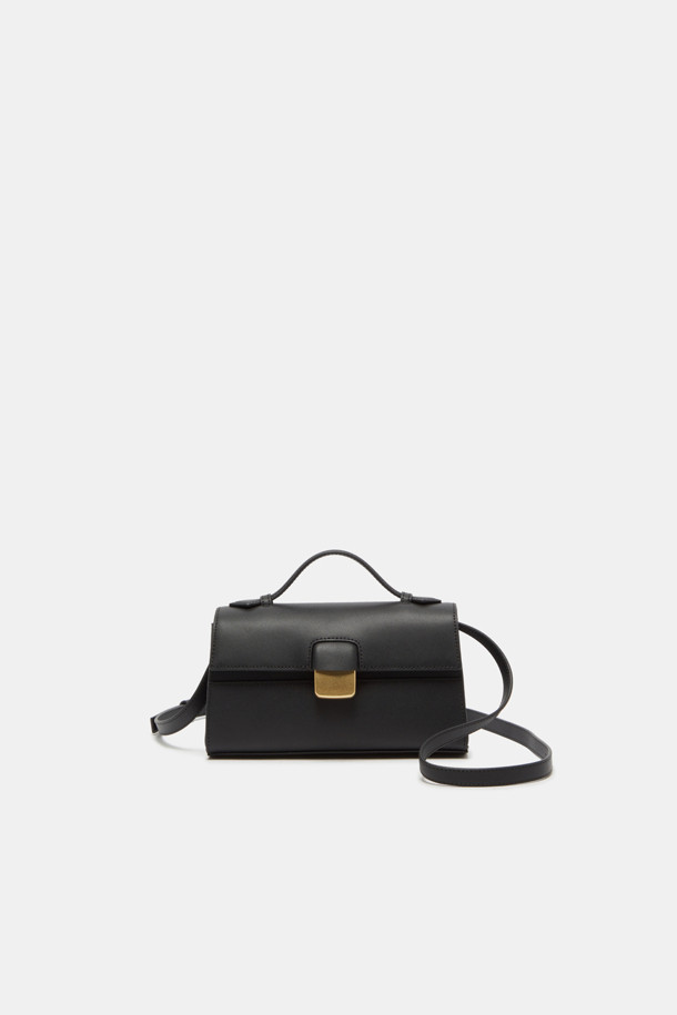 "Facade 토트 22 웨빙"은 세련된 여성들을 위한 미디엄 사이즈의 토트백입니다. 블랙 컬러의 소가죽 소재에 골드 하드웨어 디테일이 더해져 클래식하고 엘레강스한 무드를 자아냅니다. 건축적인 디자인 패턴과 탈부착 가능한 숄더 스트랩, 추가 웨빙 스트랩으로 숄더백, 크로스백, 토트백 3가지 방식으로 연출할 수 있습니다. 내부에는 카드 포켓 1개가 있으며, 오피스룩, 출근룩, 모임룩 등 다양한 TPO에 활용 가능합니다. 미니멀하고 시크한 스타일을 선호하는 분들께 추천합니다.
