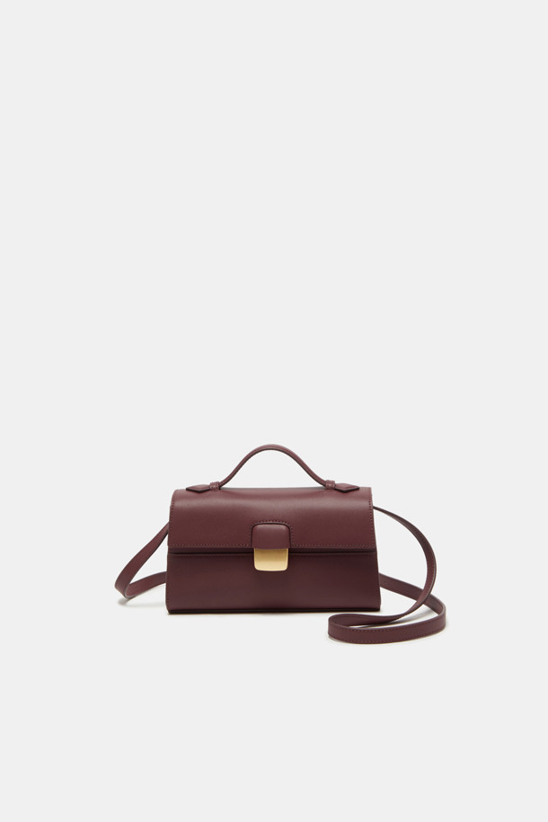 Facade Tote 22 Webbing은 건축적인 디자인에서 영감을 받은 여성용 토트백입니다. Exquisite Color의 Zanzabo Leather 소재로 제작되었으며, 사각 및 트라페조이드 쉐입에 골드 하드웨어 및 사각 장식이 더해져 클래식하고 엘레강스한 무드를 연출합니다. 탈부착 및 조절 가능한 스트랩, 웨빙 스트랩 추가로 토트, 숄더, 크로스 3가지 방식으로 착용 가능하며, 내부 카드 포켓 1개와 22 사이즈로 실용성을 더했습니다. 오피스룩과 모임룩은 물론, 일상에서도 세련된 스타일을 완성해 보세요.
